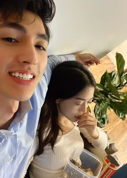Mỗi ngày Bình An đều ngắm nhìn chiếc nhẫn cầu hôn và chụp lại những bức ảnh bên Phương Nga trong nỗi âu lo sợ đại sự bị bại lộ.