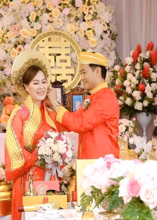 Nữ doanh nhân chia sẻ loạt ảnh đón dâu. "Ngày 12, tháng 12 kỷ niệm ngày đón dâu. Tròn 1 năm được ba má cho con làm vợ Quý Bình. Hạnh phúc 1 năm được thêm bội phần", cô viết.