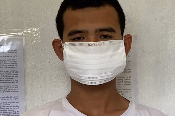 Nam thanh nien F0 tron cach ly ra ngoai mua ma tuy ve xai
