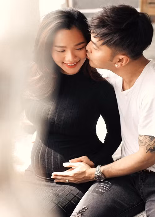…Nhưng kể cả khi em không mặc những bộ đồ lộng lẫy, không trang điểm cầu kỳ. Thậm chí, em có thể bực, cằn nhằn đôi câu, anh vẫn yêu em. Và đó là điều không bao giờ thay đổi. Nếu chỉ yêu một người đẹp, thật quá đỗi bình thường. Yêu một người luôn mang đến cho mình những điều tốt đẹp, đó mới là hạnh phúc. Anh không giỏi viết, cũng không hay nói lời hoa mỹ. Chỉ biết cảm ơn em vì tất cả. Hạnh phúc vì có em”.