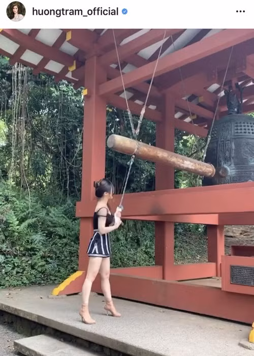 Năm 2020, trên trang cá nhân, Hương Tràm đăng tải clip đi chùa. Sẽ không có gì đáng nói nếu như nữ ca sĩ không diện áo hai dây cùng chân váy khá ngắn. Ảnh: FBNV