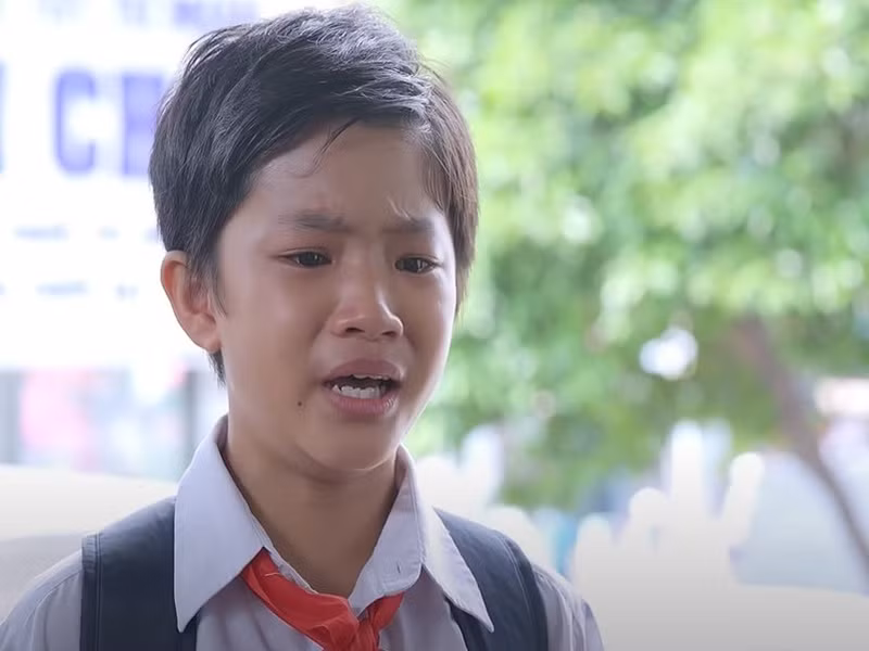 Bảo Bảo được các đạo diễn đánh giá khá cao. Đạo diễn Võ Thạch Thảo chia sẻ trên Zing, Bảo Bảo là thành viên nhỏ nhất đoàn phim "Gạo nếp gạo tẻ" nhưng luôn làm việc nghiêm túc, chuyên nghiệp và biết quan tâm người khác. “Tôi vẫn nhớ phân đoạn Bảo Bảo khiến mọi người xúc động. Trong cảnh quay Út Khoa gặp bạn trai của chị Tư và nói: 'Người đàn ông chân chính sẽ không làm đau người phụ nữ của mình'. Câu nói kết thúc thì nước mắt Bảo Bảo rơi. Và cậu bé vội lau đi. Lúc đó, tôi cảm thấy Bảo Bảo còn nhỏ nhưng có sự trưởng thành, chín chắn trong suy nghĩ", Võ Thạch Thảo kể. Ảnh: Zing