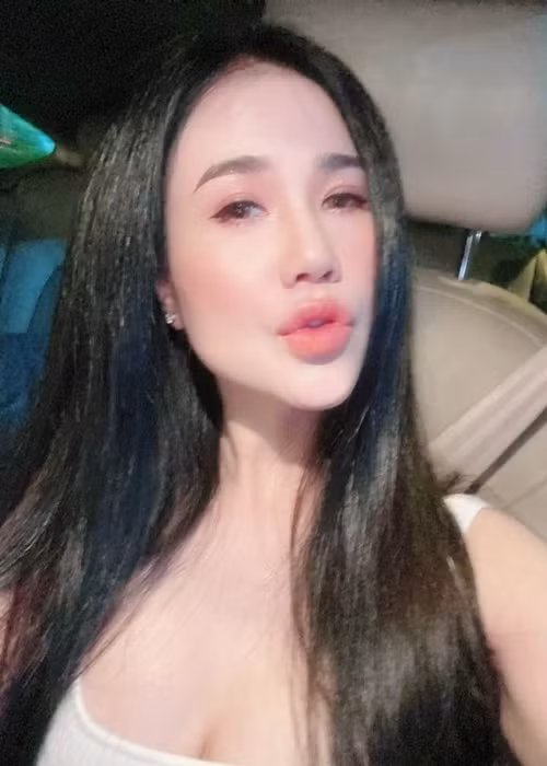 Sau khi tái hôn, Ngọc Bích ngày càng gợi cảm.