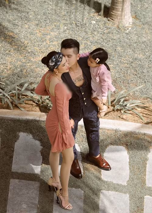 Cuối năm 2019, chị gái của Ngọc Trinh hạ sinh con gái cho Tiêu Quang.