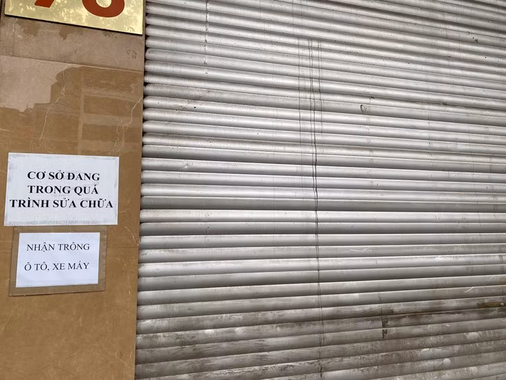 Bên ngoài phòng khám không có bất cứ thông báo nào về việc tạm dừng hoạt động vì các sai phạm mà chỉ ghi chung chung lảng tránh: "Cơ sở đang trong quá trình sửa chữa", ngầm hiểu rằng phòng khám đóng cửa do sửa chữa chứ không phải do sai phạm.