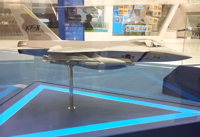 Tiếp theo, đến thế hệ KF-X Block 2, máy bay sẽ có khoang vũ khí trong thân và RCS giảm xuống tương đương tiêm kích tàng hình đời đầu như F-117.
