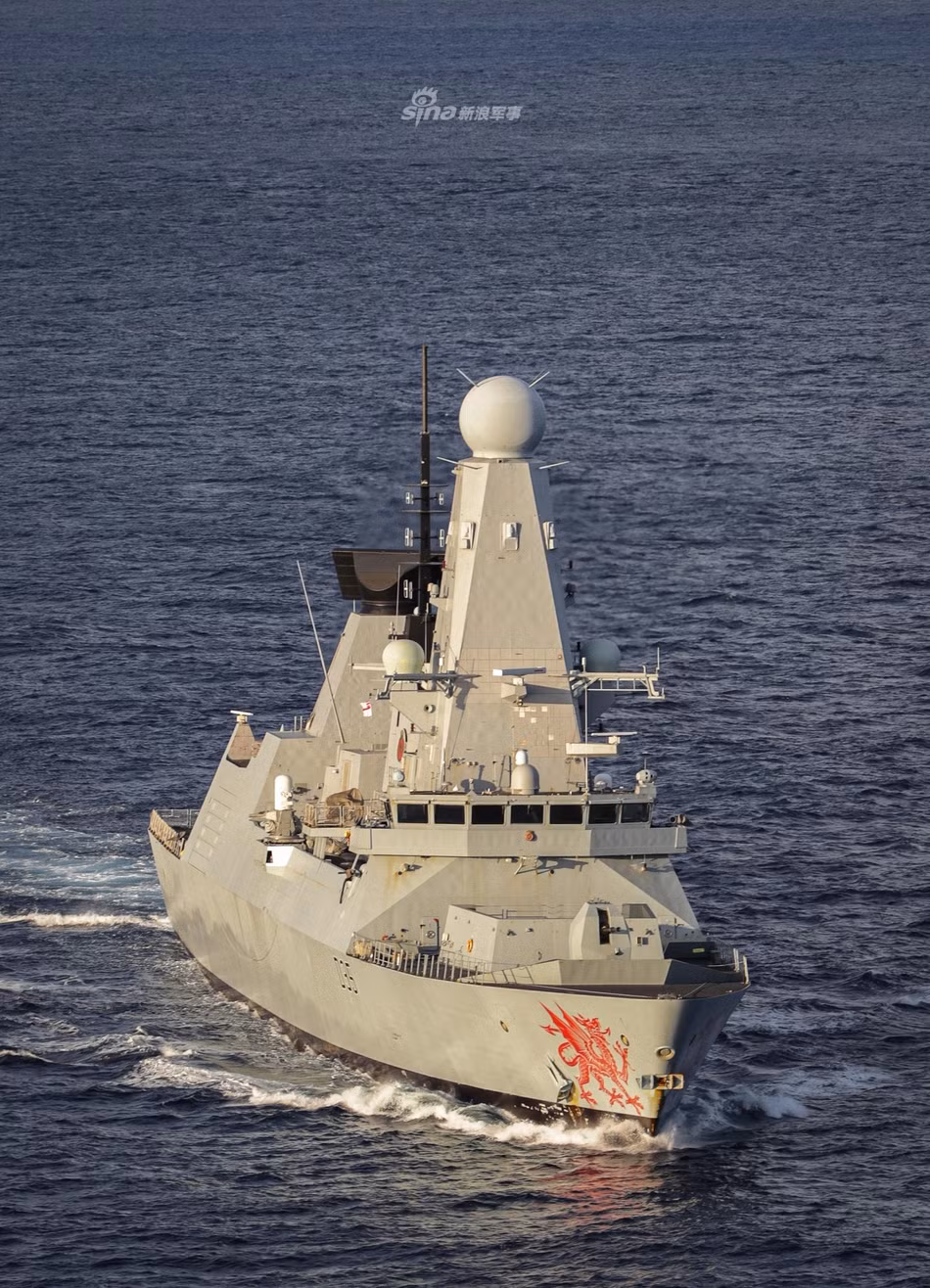 Sau cùng là tàu khu trục tên lửa HMS Dragon. Con tàu này thuộc Type 45 của Hải quân Hoàng gia Anh, được mệnh danh là “Chiến hạm số 1 châu Âu”. HMS Dragon được chế tạo với kinh phí 1 tỷ bảng (khoảng 2 tỷ USD), lượng giãn nước 7.350 tấn. Nó được trang bị hỏa lực cực mạnh với hệ thống tên lửa phòng không Aster, tên lửa hạm đối hạm RGM-84 Harpoon và tên lửa hành trình "Tomahawk". Nguồn ảnh: Sina.