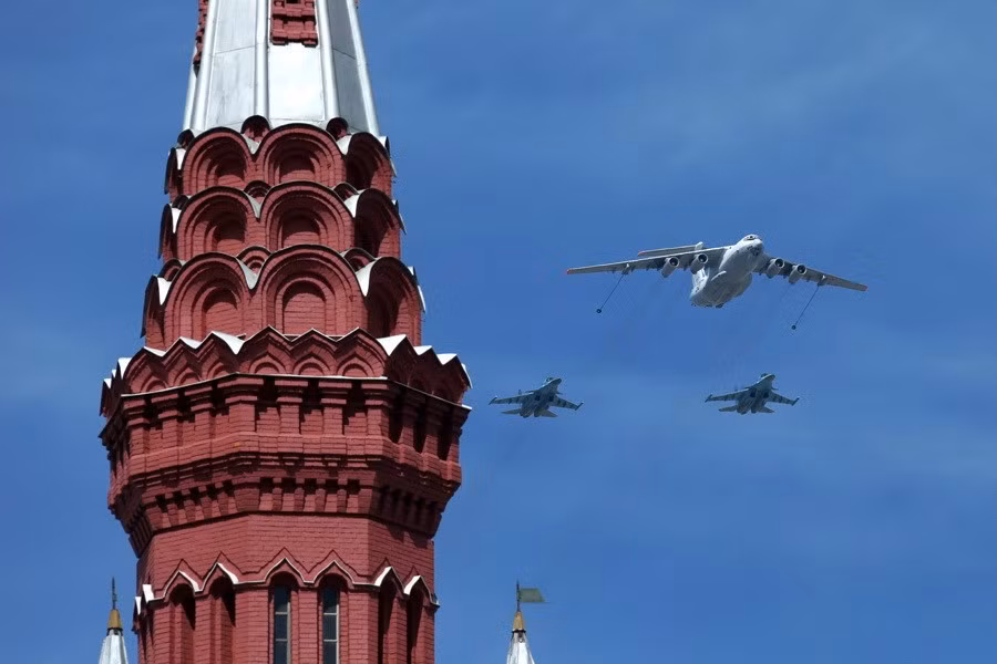 Máy bay tiếp dầu IL-78 và hai máy bay cường kích đa năng Su-34.