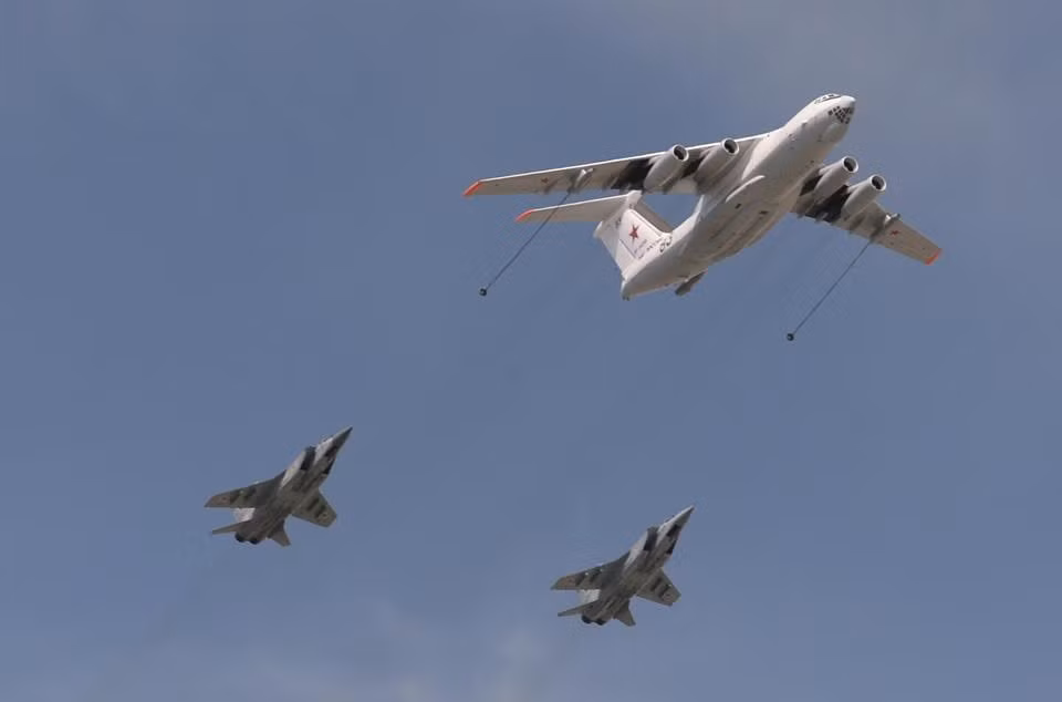 Máy bay tiếp dầu IL-78 và hai máy bay tiêm kích đánh chặn MiG-31BM.