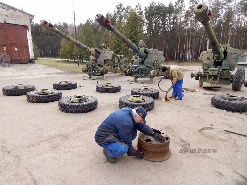 Ở một góc khác, các công nhân đang miệt mài sửa chữa bánh pháo cho khẩu lựu pháo D-20 152mm.