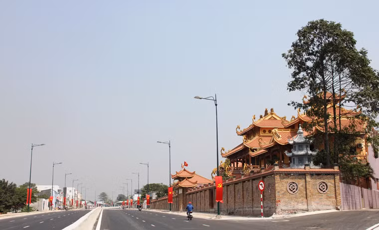 Nhiều công trình xây dựng của các tổ chức, cá nhân rất khang trang tăng thêm vẻ đẹp của tuyến đường.