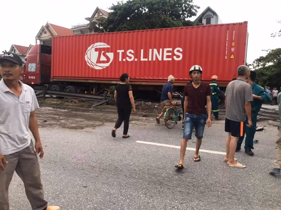 Vụ việc trên đã khiến rất đông người dân hiếu kì đến xem