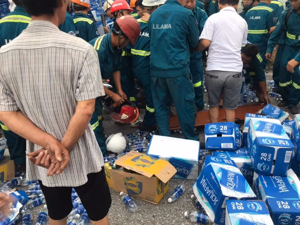 Được biết, chiếc xe tải bị lật bên trong đang chở nhiều thùng nước