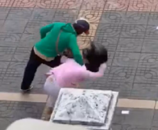  4. Đang đi đường, vợ bầu bị chồng dừng xe lại đánh đập: Chiều 17/3/2019, trên mạng xã hội xuất hiện đoạn clip ngắn ghi lại cảnh cãi vã, xô xát giữa một cặp vợ chồng ngay trên đường phố Vũng Tàu (tỉnh Bà Rịa – Vũng Tàu) khiến nhiều người chú ý. Theo đó, hai vợ chồng cùng con nhỏ (chỉ chừng 2, 3 tuổi) đi trên một chiếc xe gắn máy, sau đó cả 2 xảy ra mâu thuẫn, cự cãi