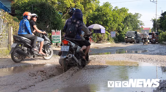 Thanh niên cứng tay lái mới dám liều mình băng qua những cái ao giữa đường.