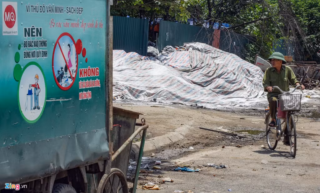 Nui rac un u boc mui nong nac tren duong pho Ha Noi