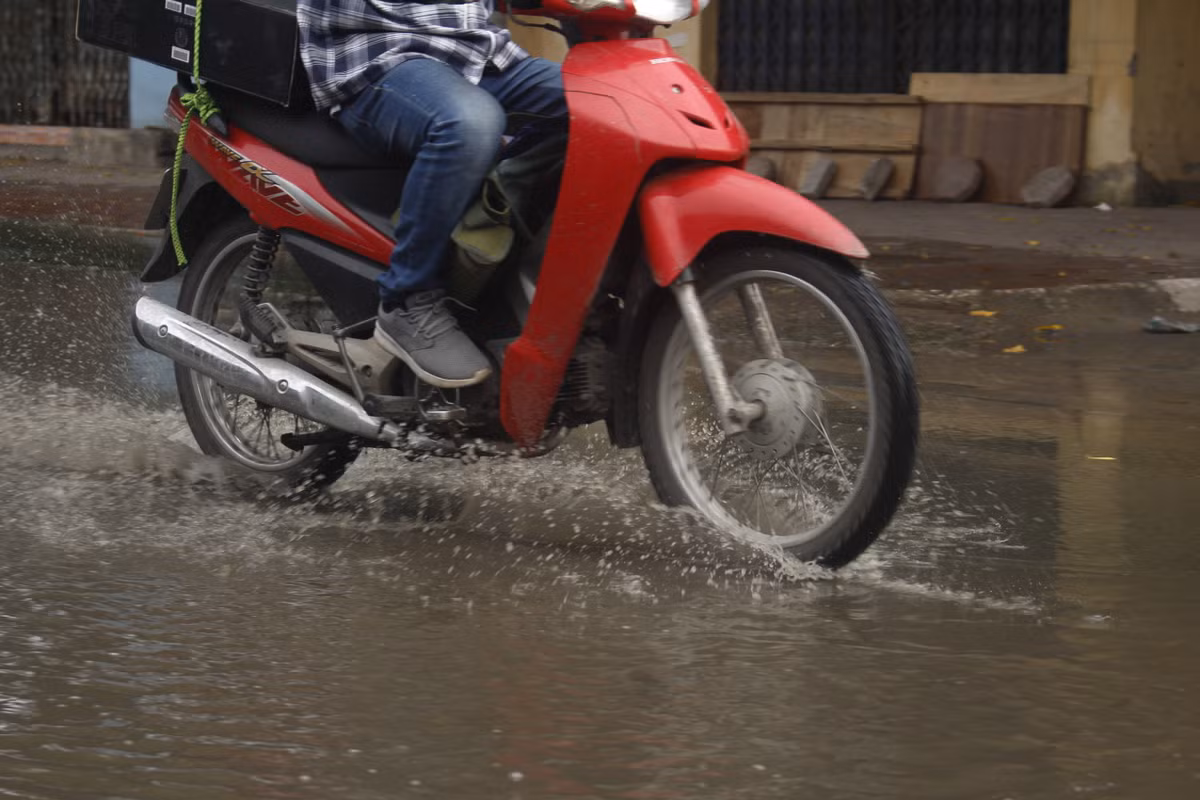 "Trời mưa, có đoạn nước ngập tới tận đầu gối và các cô không dám đi qua đây, phải đi vòng qua tuyến phố khác, rất khổ sở, trời nắng thì nước còn bốc mùi hôi thối nồng nặc." người dân cho hay.