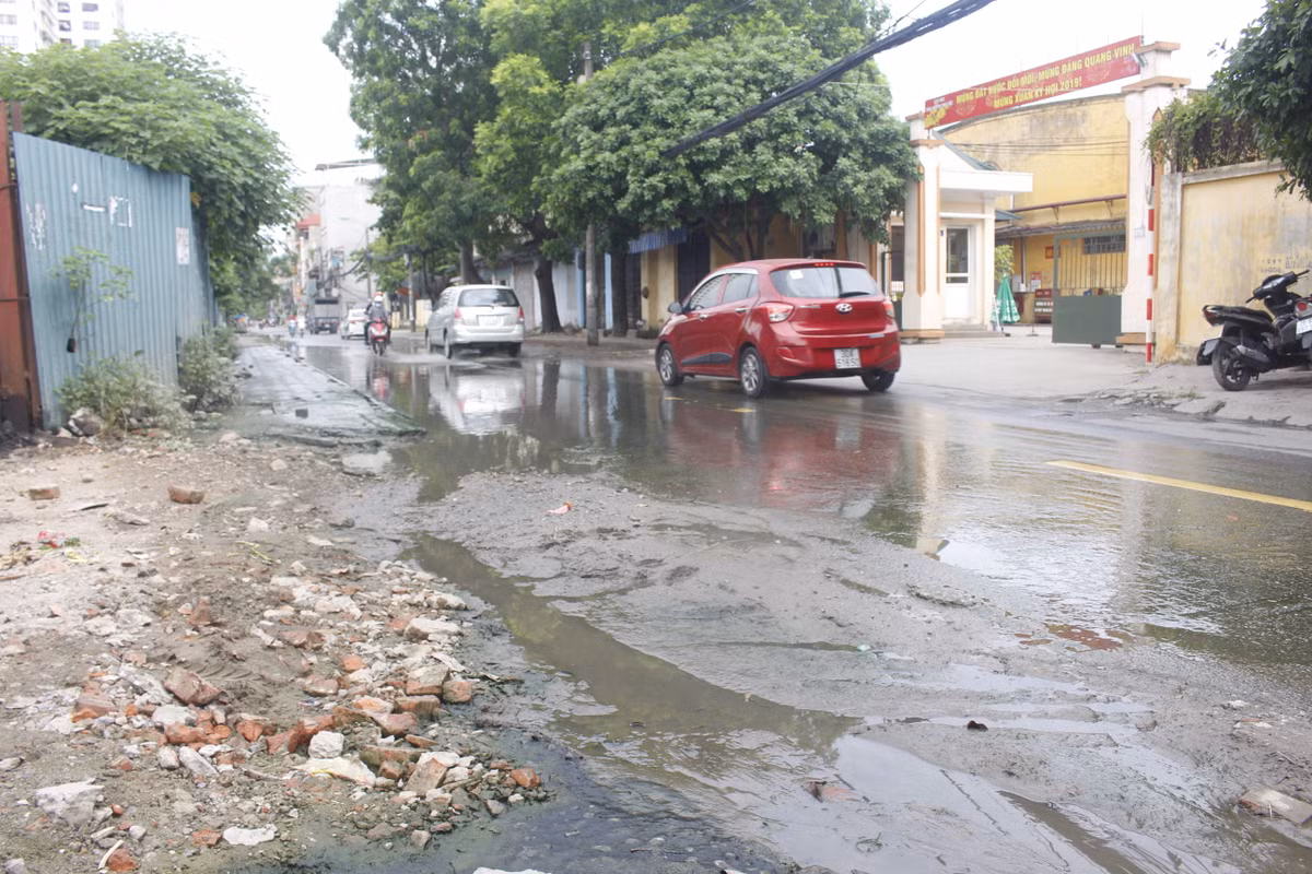 Bùn đất, cát thải tù đọng ngay trên mặt đường, choán hết lối đi của người đi bộ.