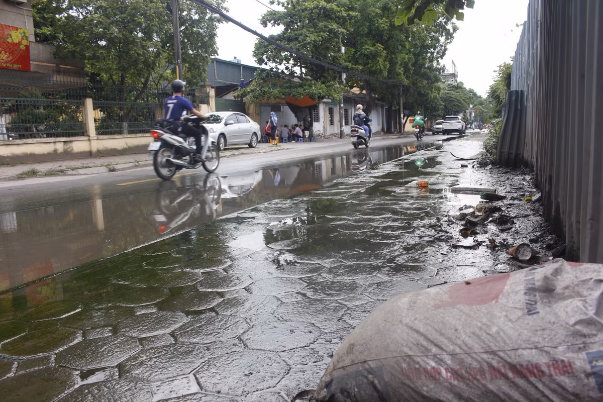 "Có mấy người đi bộ qua đây bị ngã bẩn hết người, chân tay thì xây sát vì đường quá trơn và ngập" - cô Kim cho biết.