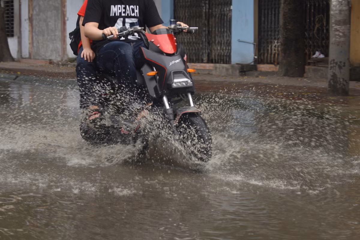 Học sinh đi qua đoạn ngập.