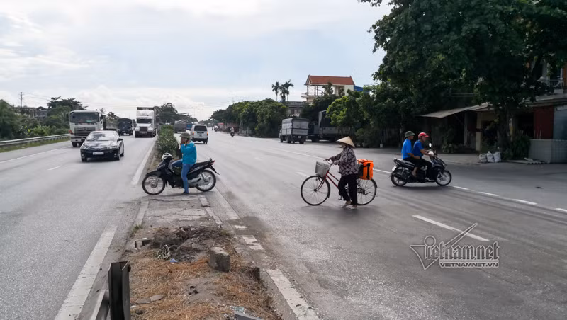 Ở nơi chỉ trong 1 buổi sáng 6 người đã ra đi một cách đau đớn, xe máy, ô tô vẫn đi ngược chiều bất chấp nguy hiểm. Lối mở tự phát vẫn thường xuyên có người thấp thỏm chờ rồi vút nhanh qua đường khi xe cồng kềnh giãn ra.