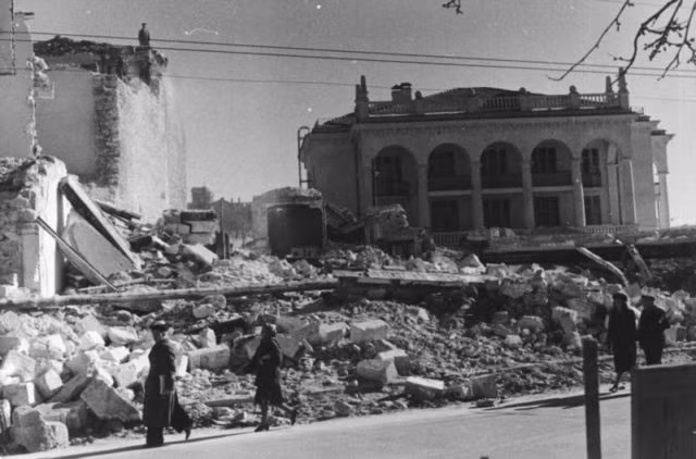 Lác đác người dân xuất hiện trên đường phố đổ nát Stalingrad. Nguồn ảnh: WHO