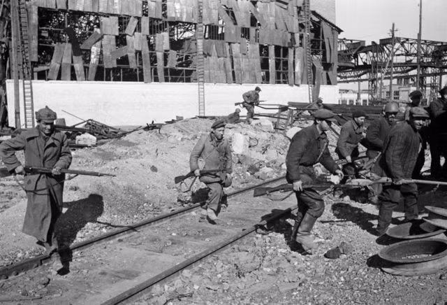 Từ ngày 19/11/1942 tới ngày 2/2/1943, Hồng quân Liên Xô đã triển khai 1,1 triệu quân với 3 chiến dịch lớn: Sao Thiên Vương, Sao Thổ và Cái vòng tiêu diệt và bắt sống hàng vạn quân Đức. Nguồn ảnh: WHO