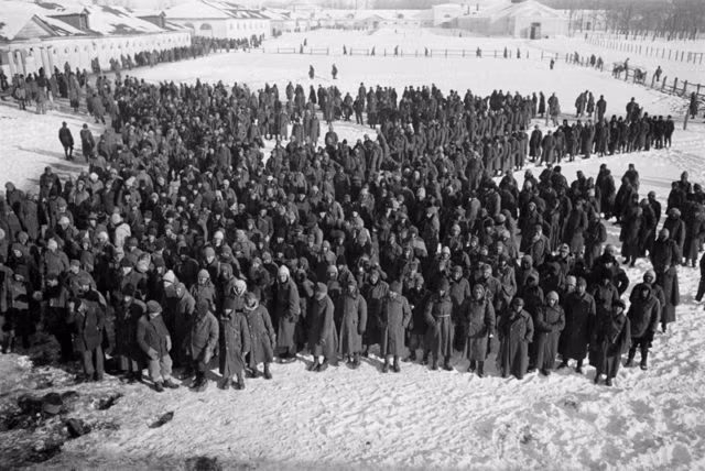 Theo một số tài liệu, toàn cuộc chiến Stalingrad, Đức cùng đồng minh thiệt hại khoảng 1 triệu quân gồm bị thương và mất tích. Ngoài ra, hơn 1.000 xe tăng, 1.500 máy bay, hàng nghìn khẩu pháo bị phá hủy. Ảnh: Tù binh phát xít Đức sau cuộc chiến. Nguồn ảnh: WHO