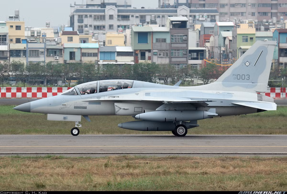 Việc Philippines không tung vào trận các máy bay FA-50PH cũng có thể còn là do phi công nước này chưa làm chủ hoàn toàn, hoặc thậm chí là các máy bay này thiếu đạn dược. Bởi hợp đồng của Philippines dường như không bao gồm vũ khí, họ phải dùng lại các tên lửa không đối không AIM-9B lưu kho (sau khi các máy bay F-5 nghỉ hưu thì một số tên lửa AIM-9B sót lại). Nguồn ảnh: Airlines.net