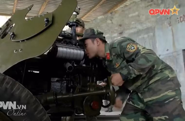 Trên pháo có thể lắp nhiều loại kính ngắm khác nhau, ở Liên Xô thì người ta trang bị kính ngắm OP-2-7 với độ phóng đại 5,5 lần. Nguồn ảnh: Kênh QPVN
