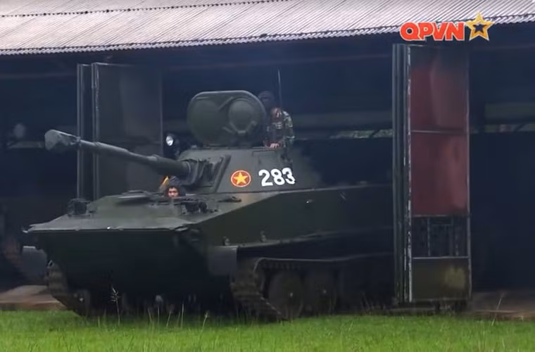 Cực hiếm bên trong tháp pháo xe tăng PT-76B Việt Nam Cuc hiem ben trong thap phao xe tang PT-76B Viet Nam