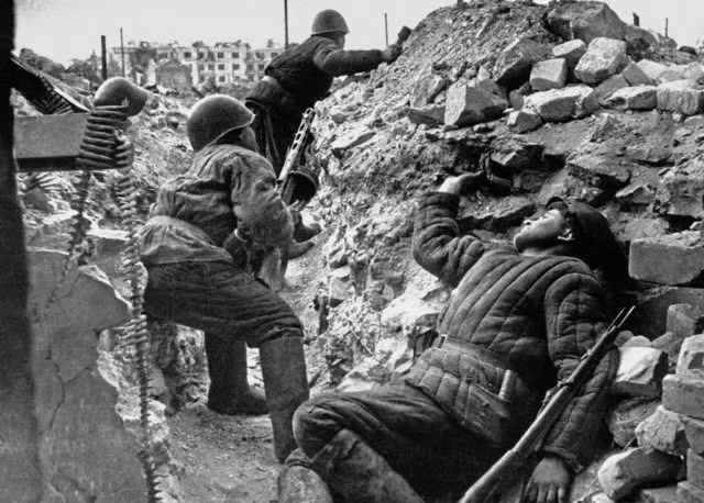 Cuộc chiến quanh "Ngôi nhà Pavlov" - di tích một căn nhà 4 tầng tại số 39 phố Sovetskaya, Volgograd. Tại đây, trong trận Stalingrad, một nhóm binh sĩ Liên Xô dưới sự chỉ huy của Thượng úy I.F. Afanasiev và sau đó là Thượng sĩ Y.F. Pavlov đã phòng thủ kiên cường một gần như đơn độc trước sự tấn công của quân Đức từ ngày 23 tháng 9 đến ngày 25 tháng 11 năm 1942, trước khi họ được giải nguy bởi cuộc phản công của Hồng quân. Nguồn ảnh: WHO