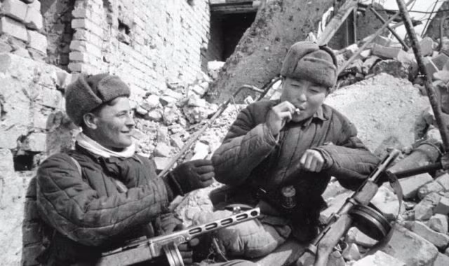 Cuộc chiến Stalingrad không phải lúc nào cũng có những phút thư giãn như thế này. Nguồn ảnh: WHO