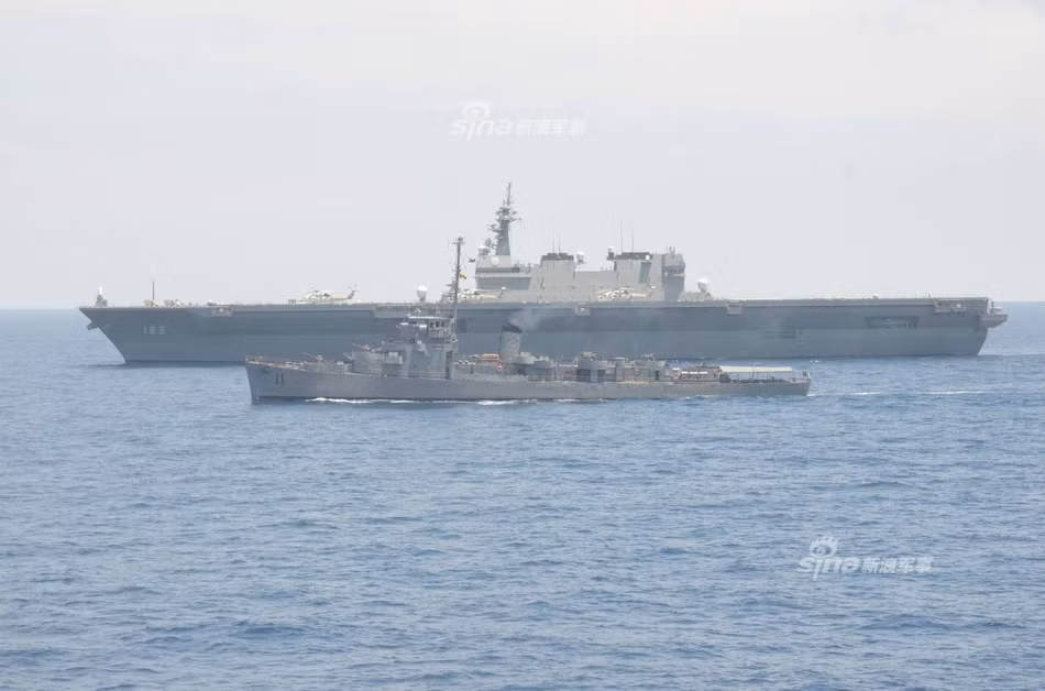 Gần đây Lực lượng Phòng vệ Nhật Bản (JSDF) đã bất ngờ triển khai tàu khu trục chở trực thăng JDS Izumo (DDH-183) tới vịnh Subic, Philippines. Trong khuôn khổ chuyến thăm tới đây, JSDF đã tiến hành cuộc tập trận chung với Hải quân Philippines. Trong ảnh, tàu khu trục BRP Rajah Humabon của Hải quân Philippines "sóng đôi" cùng siêu hạm Izumo 183. Nguồn ảnh: Sina