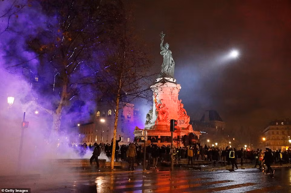 Cảnh đụng độ giữa cảnh sát và người biểu tình tại quảng trường Republicque ở Paris.