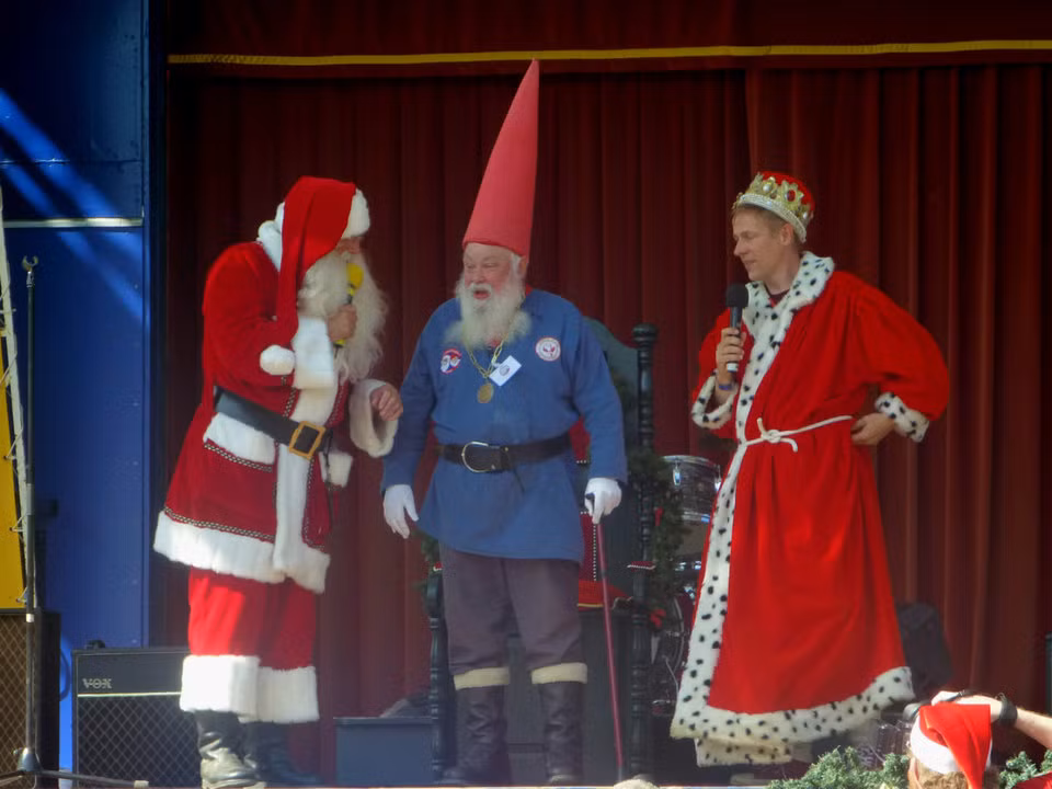 Bat ngo dien mao cua ong gia Noel tren khap the gioi-Hinh-6