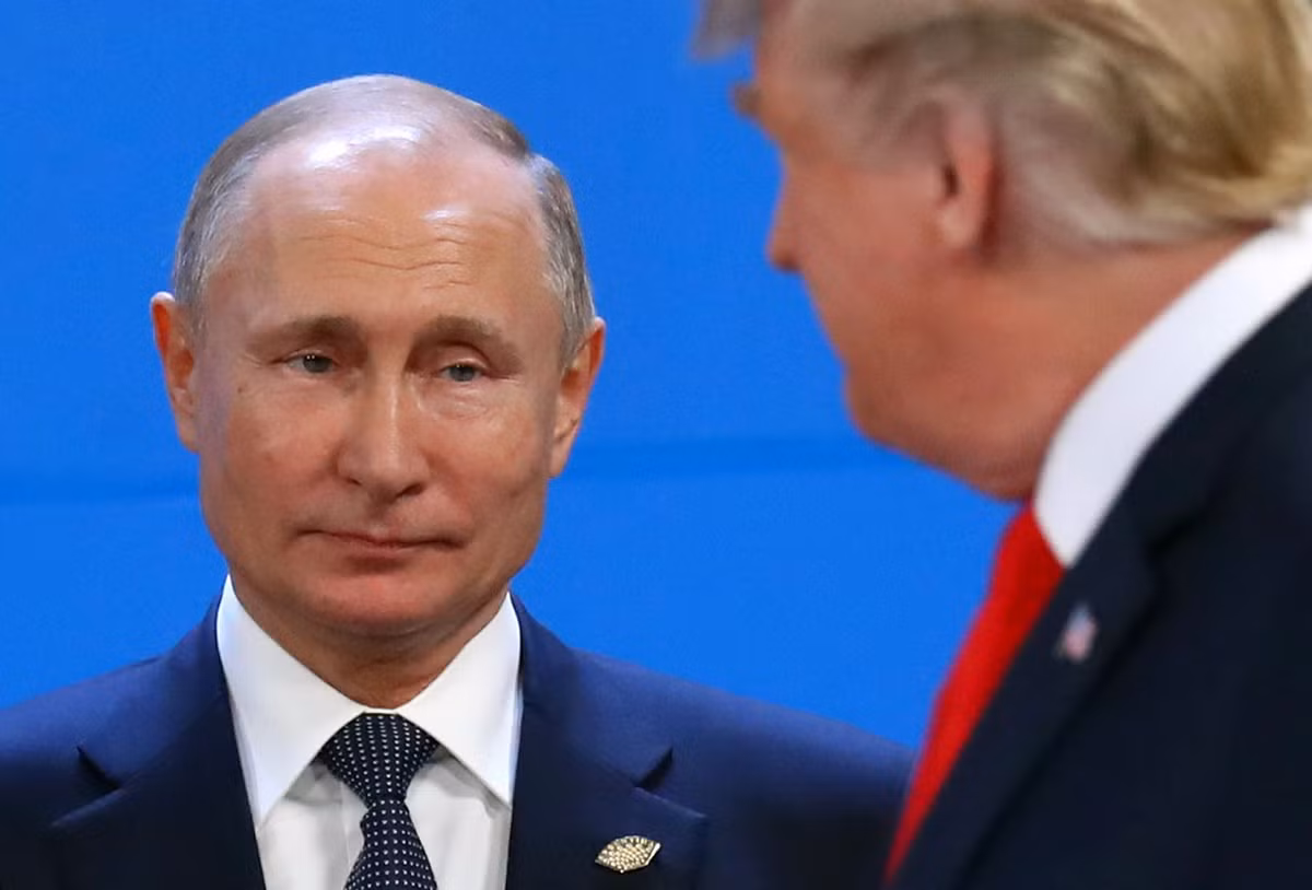 Tổng thống Mỹ Donald Trump và Tổng thống Nga Vladimir đã chạm mặt nhau trong phiên chụp hình lưu niệm chung của các lãnh đạo G20 tại lễ khai mạc hội nghị ở Buenos Aires. Ống kính truyền thông ghi lại bức ảnh cho thấy hai nhà lãnh đạo Nga-Mỹ giữ khoảng cách và không trao đổi ánh mắt. Trước đó, hôm 29/11, Tổng thống Trump bất ngờ thông báo hủy cuộc gặp với ông Putin ở Argentina nhằm phản ứng vụ đụng độ giữa Nga và Ukraine trên Biển Đen ngày 25/11.
