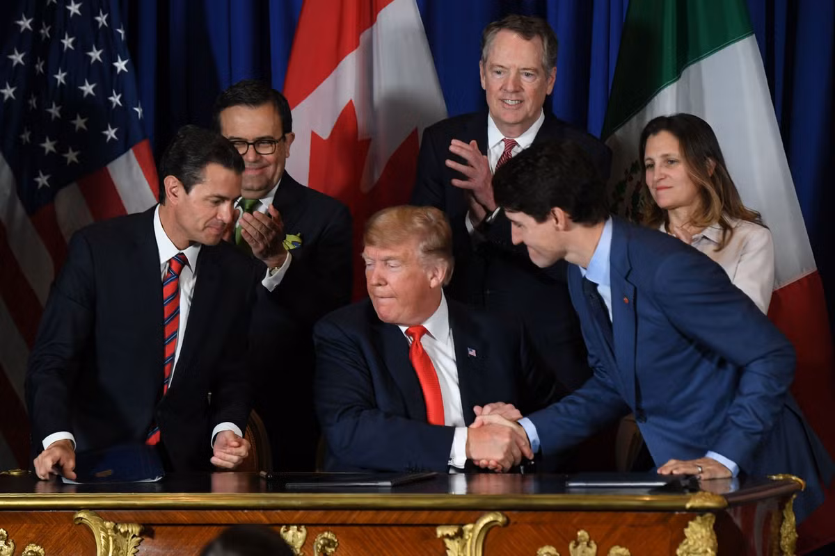 Tổng thống Trump là trung tâm của sự chú ý khi ông ký một hiệp định thương mại mới (USMCA) thay thế cho Hiệp định thương mại tự do Bắc Mỹ (NAFTA) với hai nhà lãnh đạo Canada và Mexico bên lề Hội nghị thượng đỉnh G20 ở Argentina.