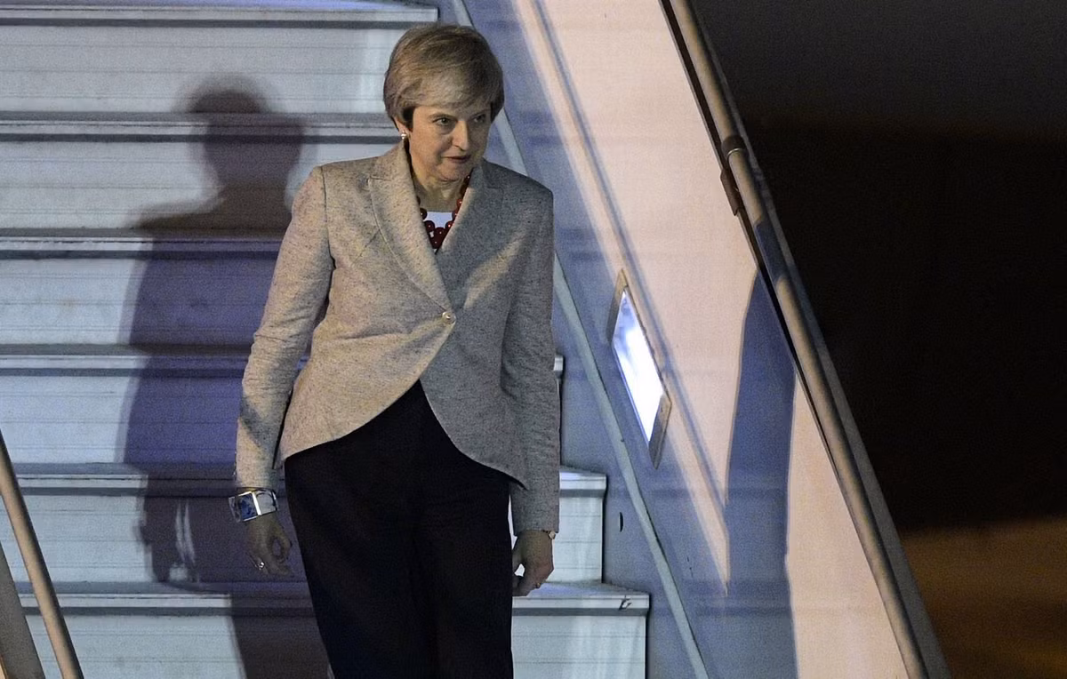 Bức ảnh cho thấy Thủ tướng Anh Theresa May dường như “cô đơn” khi tới Argentina vào nửa đêm. Trên chuyến bay kéo dài 14 giờ tới Argentina, bà May khẳng định thỏa thuận Brexit sẽ được Quốc hội nước này thông qua.