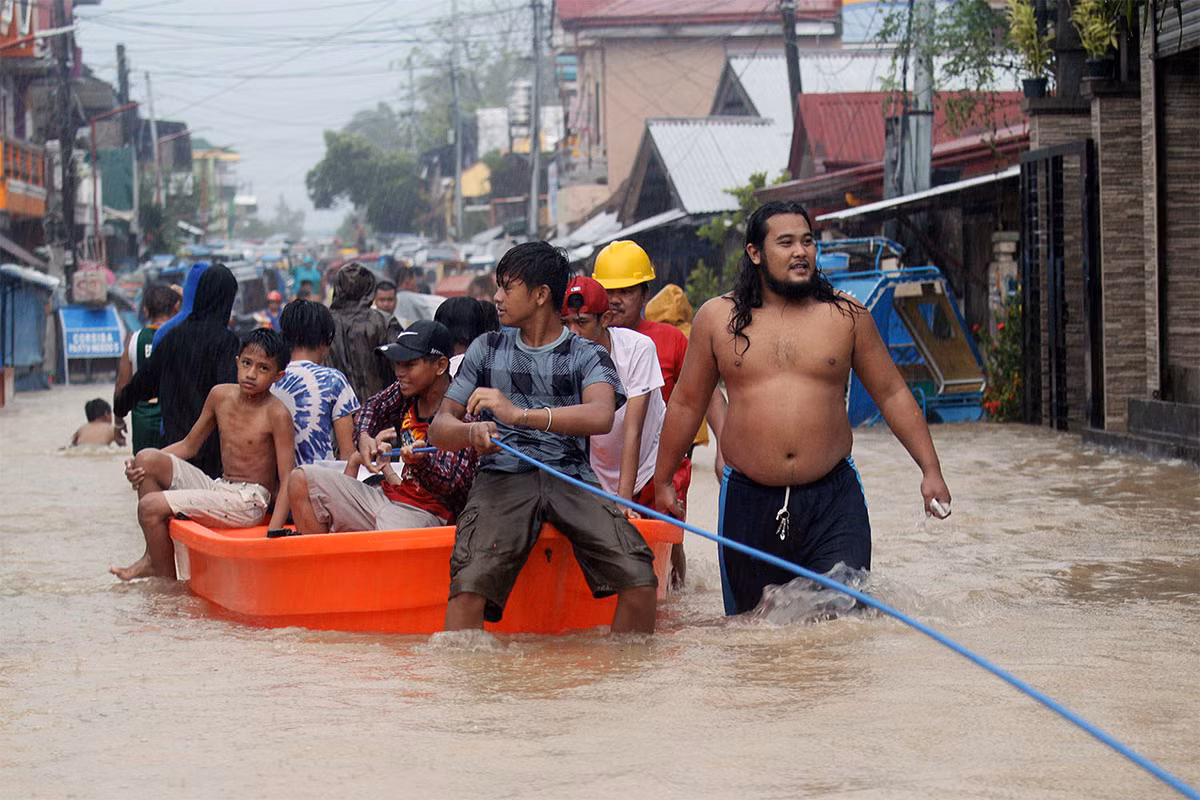 Ít nhất 22 người thiệt mạng sau những trận mưa lớn do một cơn bão tấn công Philippines vào ngày 29/12 gây ra lũ quét và lở đất.