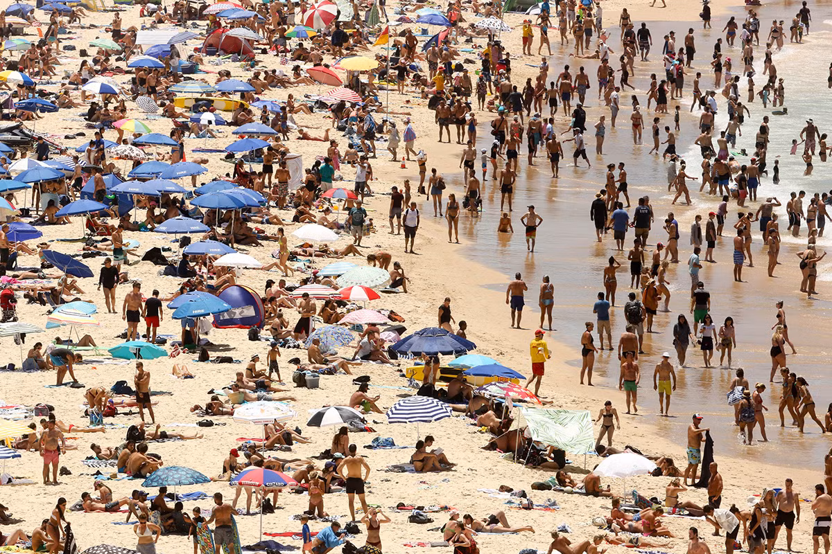 Australia đã trải qua điều kiện thời tiết khắc nghiệt vào tháng 1/2018, với mức nhiệt cao kỷ lục. Bãi biển Bondi ở Sydney, Australia, trở nên đông đúc khi nhiệt độ lên tới hơn 47 độ C. Tại Melbourne, đợt nắng nóng kinh hoàng đã khiến hàng chục nghìn hộ gia đình bị cắt điện. (Nguồn ảnh: AJ).