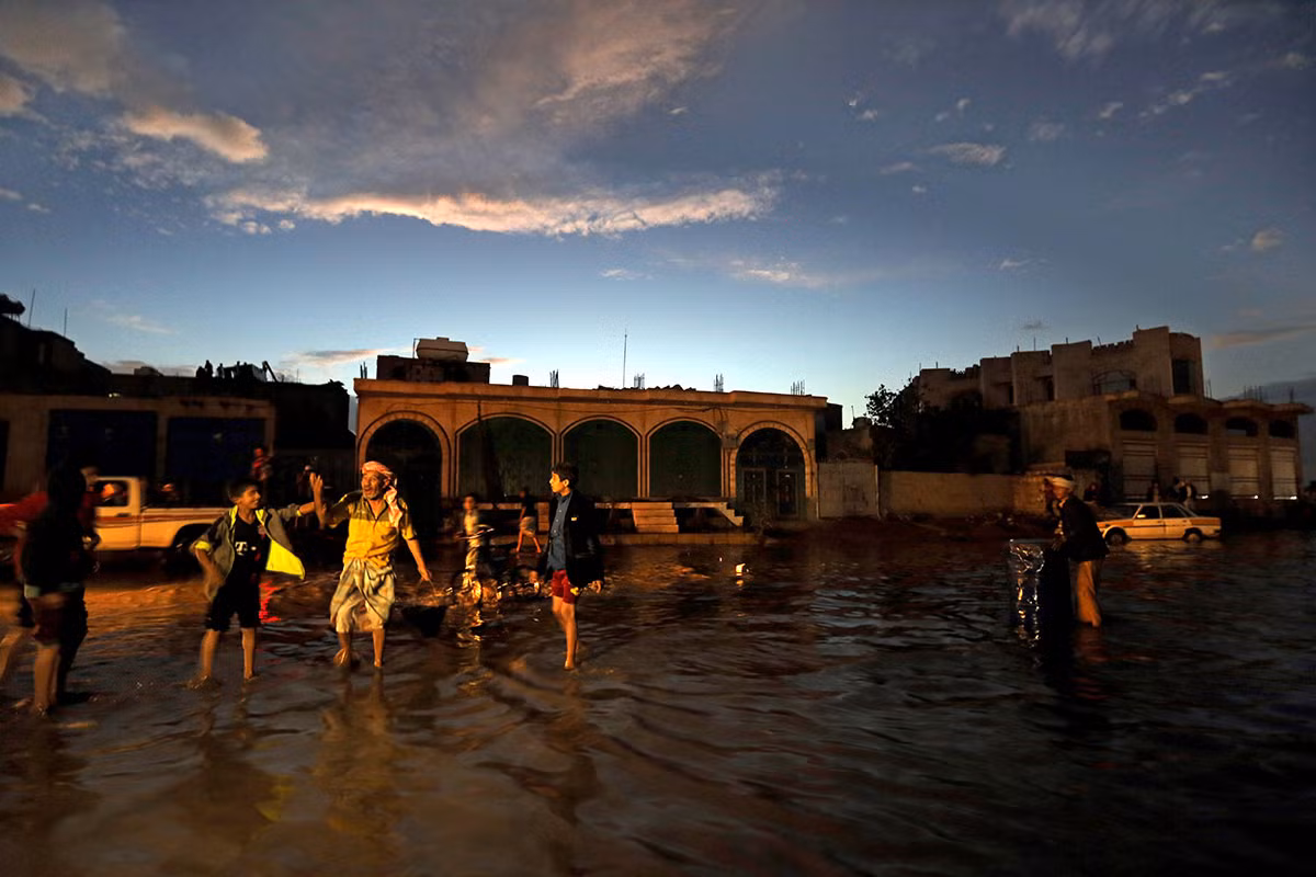 Tháng 4/2018: Trận mưa kéo dài ở thủ đô Sanaa (Yemen) đã khiến nhiều con phố chìm trong biển nước. Những trận bão mạnh và lũ quét cũng tấn công Israel và Palestine thời điểm đó.