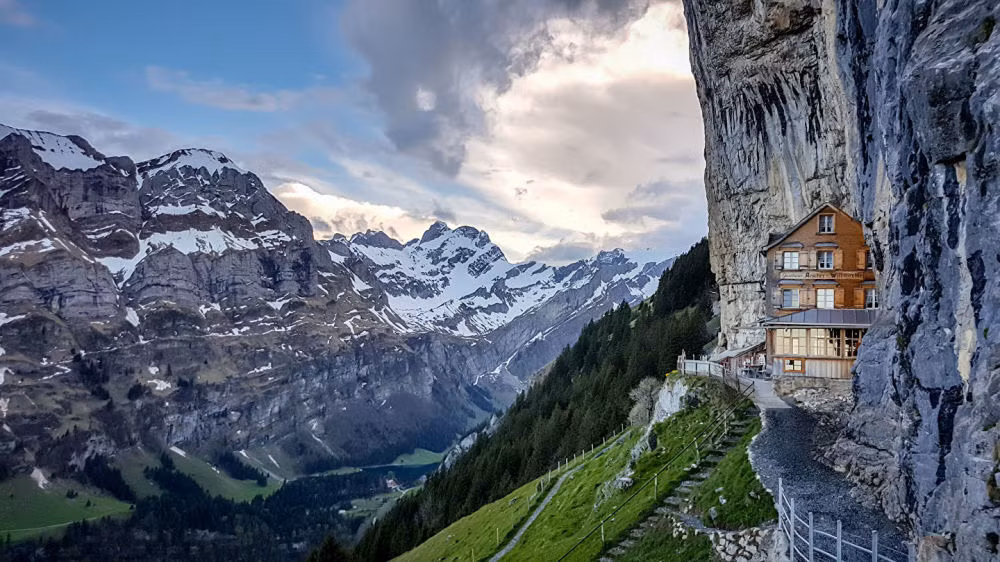 Khách sạn Berggasthaus Aescher được xây dựng ngay sát một ngọn núi trên dãy Alps, Thụy Sĩ.