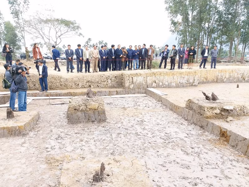 Kết quả xác định niên đại C14 của cọc gỗ 3 (hiện lưu giữ tại đình Làng Mai) cho thấy cọc này có niên đại 1270 – 1430 AD. Từ các nhận xét trên, có thể thấy rằng các cọc được đóng/chôn trong khu vực bãi bồi ven sông, phân bố không thẳng hàng và thêm vào đó là kết quả xác định niên đại đã cho thấy các cọc gỗ có thể thuộc bãi cọc được bố trí thành thế trận vào thế kỷ XIII.
