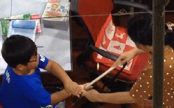 Khong co chung chi van day kem roi danh HS da man: Toi chong toi?