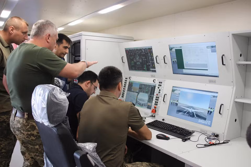 "Vào tháng 11, Defense Express nói rằng Bayraktar TB2S 'được lên kế hoạch đưa tới biển Đen và biển Azov', phạm vi kiểm soát của chiếc UAV đã tăng lên 300 km, hoặc có thể hệ thống liên lạc vệ tinh sẽ loại bỏ hoàn toàn việc nằm trong phạm vi trạm điều khiển mặt đất", Avia-pro nói rõ.