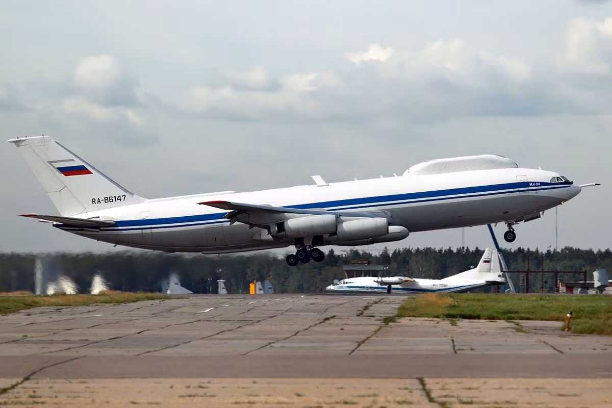 Máy bay đang ở sân bay Taganrog-Yuzhny. Vào buổi sáng, khi kiểm tra chiếc Il-80, các chuyên gia nhận thấy có dấu hiệu đột nhập, khi kiểm tra họ nhận thấy thiết bị radio trên máy bay đã bị lấy đi.