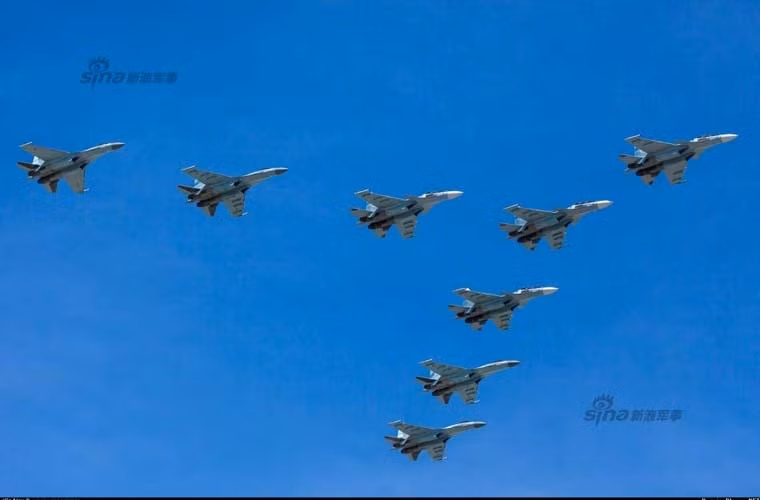 Biên đội hỗn hợp tiêm kích Su-30SM, Su-35, Su-27.