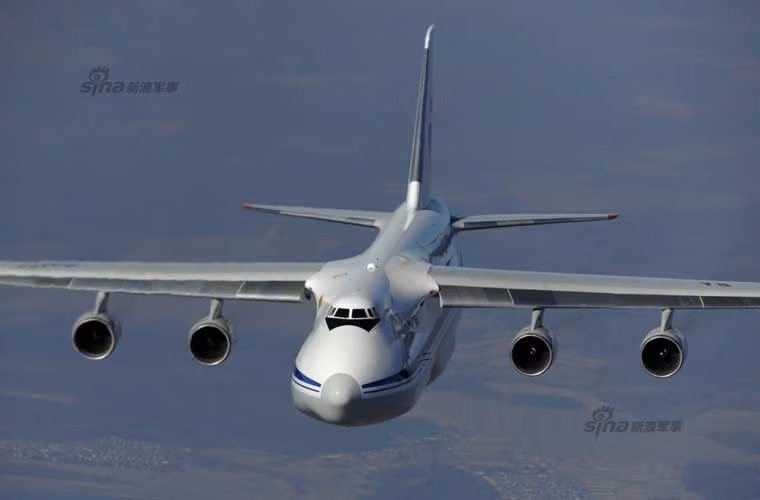 Máy bay vận tải lớn nhất Không quân Nga An-124 Ruslan.