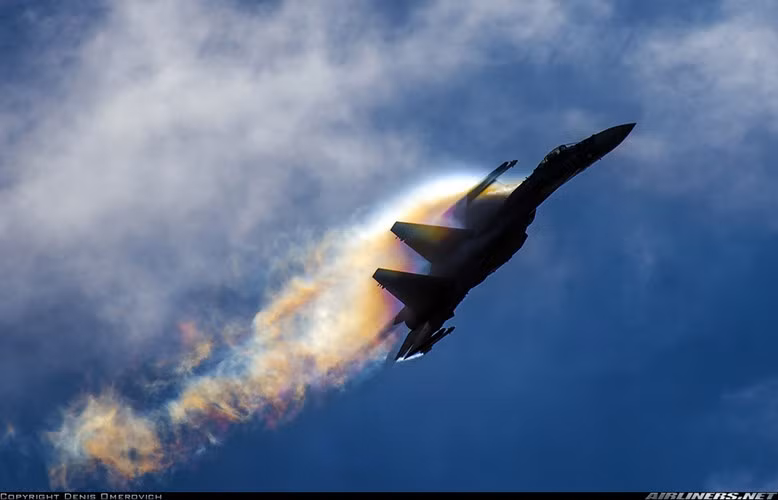“Mẫu máy bay Nga này có khả năng cơ động tuyệt vời”, The National Interest thừa nhận. Su-35 có thể di chuyển theo một hướng, trong khi mũi nó nhìn ở hướng khác. Chức năng này hiện chỉ có ở một mẫu chiến đấu cơ của phương Tây là F-22 Raptor.